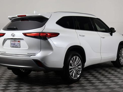 Used 2023 Toyota Highlander Platinum FWD image 4