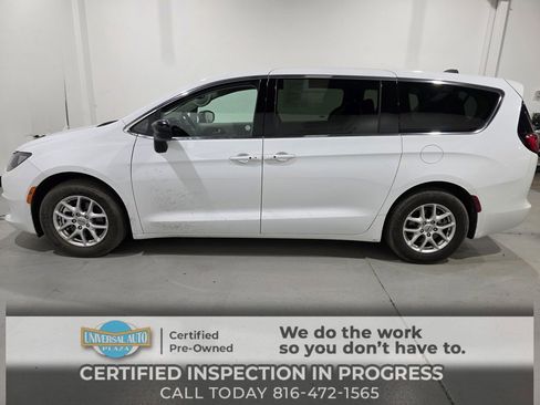 Used 2024 Chrysler Voyager LX image 1