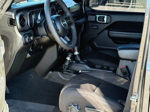 Used 2023 Jeep Gladiator Sport image 7