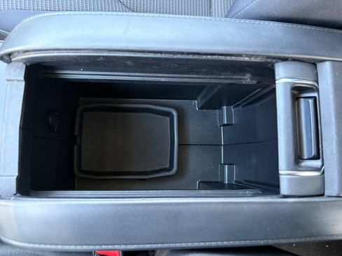 Used 2024 Toyota Highlander LE FWD image 27