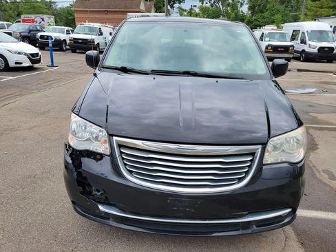 Used 2014 Chrysler Town & Country Touring w/ Driver Convenience Group FWD image 11