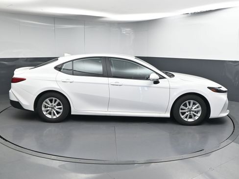 Used 2025 Toyota Camry LE w/ Convenience Package image 9
