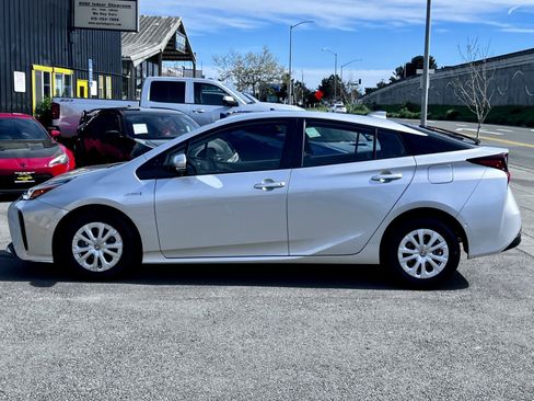 Used 2020 Toyota Prius LE w/ Carpet Mat Package image 6