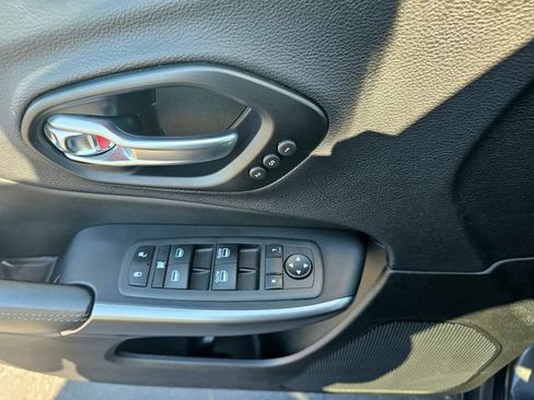 Used 2022 Jeep Cherokee Limited AWD/4WD image 20