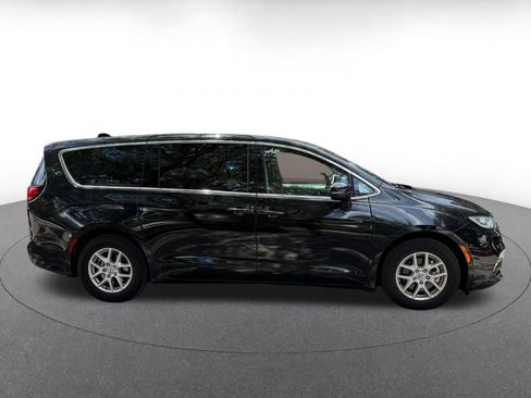 Used 2023 Chrysler Pacifica Touring-L FWD image 14