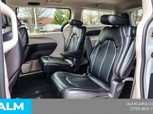 Used 2024 Chrysler Pacifica Touring-L FWD image 18