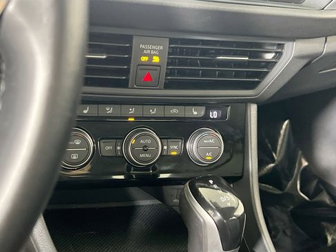 Used 2022 Volkswagen Jetta SE image 15