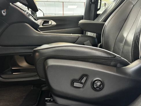 Certified 2023 Chrysler Pacifica Limited w/ Uconnect Theater Family Group FWD image 15