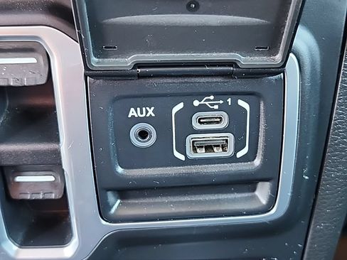 Used 2018 Jeep Wrangler Unlimited Sahara AWD/4WD image 10