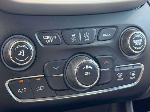 Used 2018 Jeep Cherokee Latitude Plus w/ Cold Weather Group AWD/4WD image 25