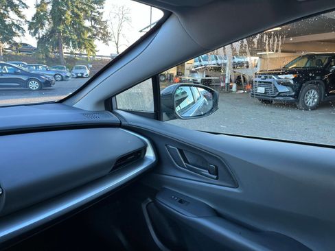 Used 2025 Toyota Prius LE image 35