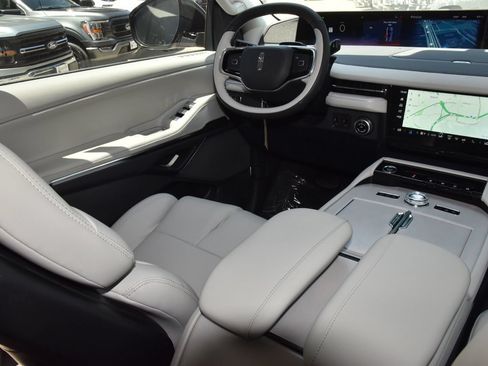 New 2026 Lincoln Navigator L Reserve AWD/4WD image 16