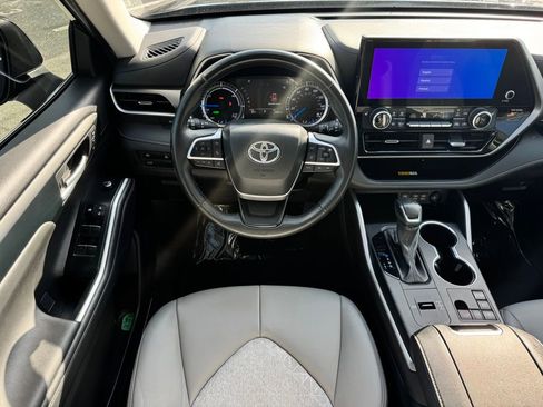 Used 2023 Toyota Highlander Bronze Edition FWD image 19