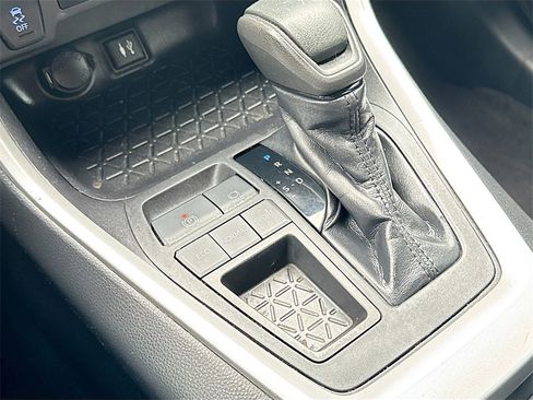 Used 2019 Toyota RAV4 LE image 17