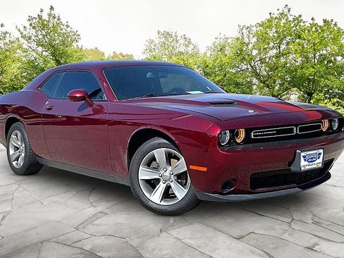 Used 2019 Dodge Challenger SXT RWD image 3