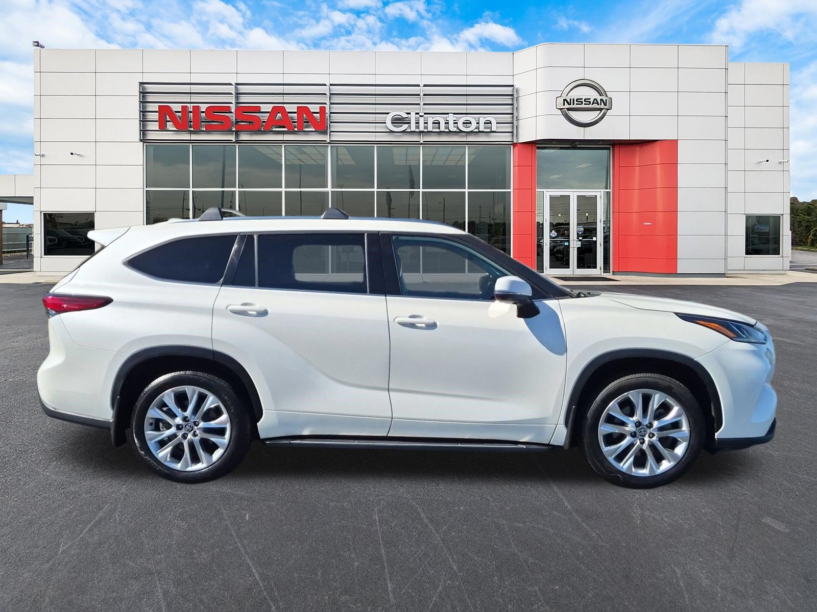 Used 2021 Toyota Highlander Limited FWD image 2