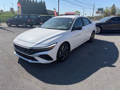 Used 2025 Hyundai Elantra Sport image 4