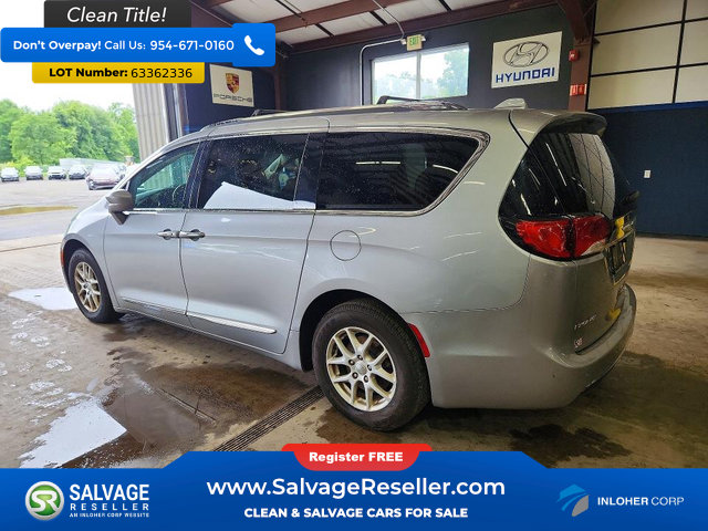Used 2020 Chrysler Pacifica Touring-L FWD image 3