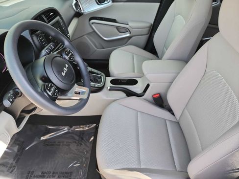 Used 2025 Kia Soul LX w/ LX Technology Package FWD image 15