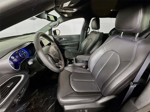 New 2026 Chrysler Pacifica Select image 15