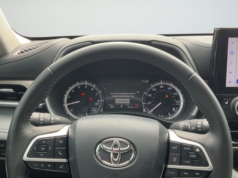Used 2024 Toyota Highlander XLE FWD image 14