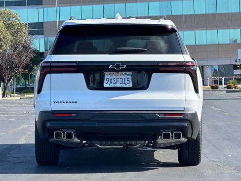 Used 2026 Chevrolet Traverse LT w/ Midnight/Sport Edition FWD image 5
