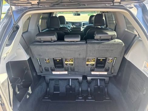 Used 2017 Toyota Sienna SE FWD image 6