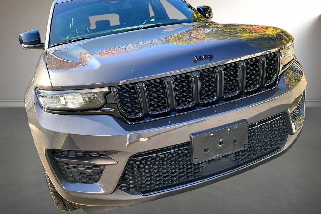 Used 2023 Jeep Grand Cherokee Altitude AWD/4WD image 30