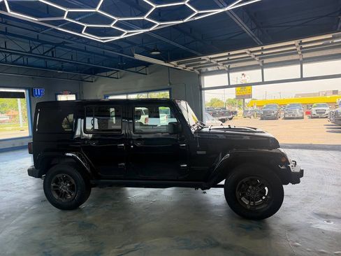 Used 2017 Jeep Wrangler Unlimited Sahara AWD/4WD image 3