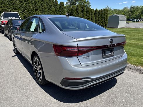 Used 2025 Volkswagen Jetta SE FWD image 6