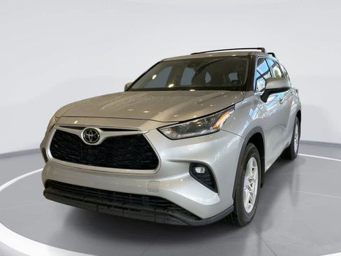 Used 2021 Toyota Highlander LE AWD/4WD image 1