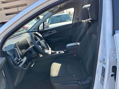 Used 2025 Kia Sportage LX image 25