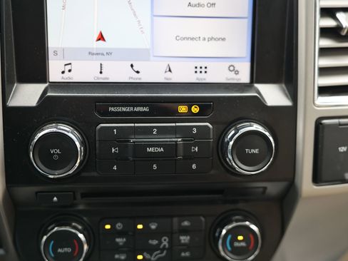 Used 2017 Ford F250 Lariat w/ Chrome Package image 28