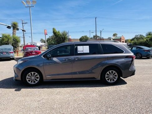 Used 2021 Toyota Sienna LE image 4