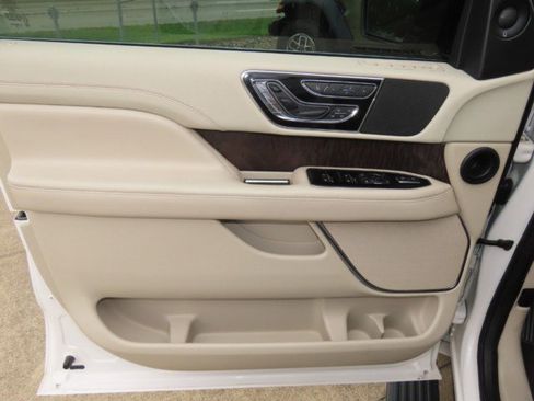 Used 2019 Lincoln Navigator Select w/ Technology Package RWD image 24
