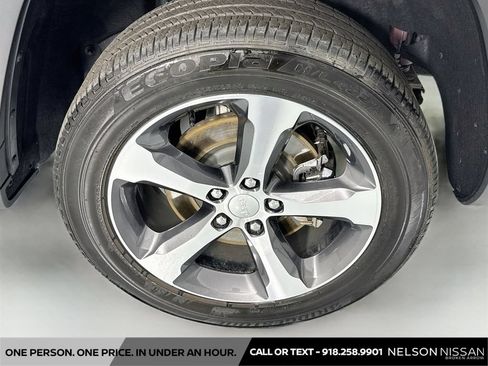 Used 2023 Jeep Grand Cherokee L Limited AWD/4WD image 32