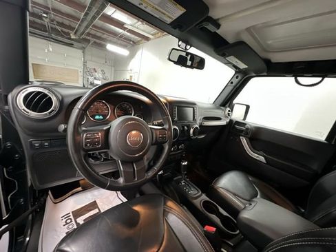 Used 2017 Jeep Wrangler Rubicon w/ Power Convenience Group AWD/4WD image 18