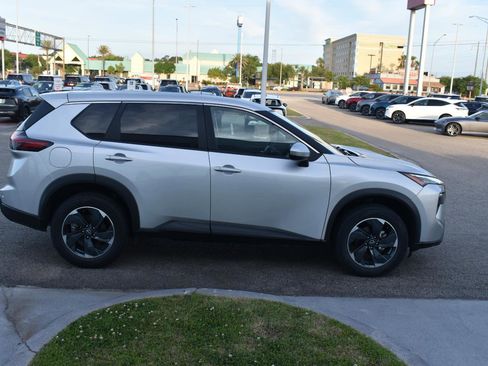 Used 2024 Nissan Rogue SV image 14