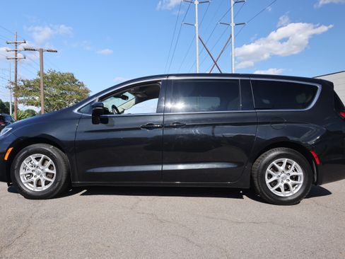 Used 2024 Chrysler Pacifica Touring-L FWD image 2