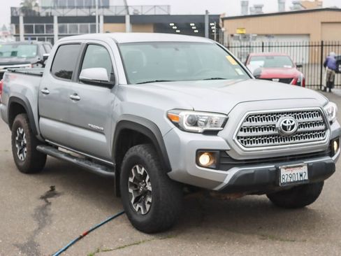 Used 2017 Toyota Tacoma SR5 image 5
