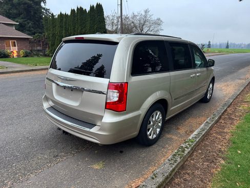 Used 2016 Chrysler Town & Country Touring image 4
