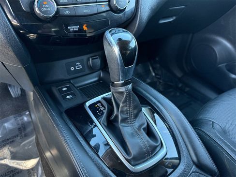 Used 2019 Nissan Rogue SL w/ Premium Package image 18