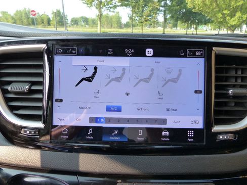 Used 2026 Chrysler Pacifica Select FWD image 32