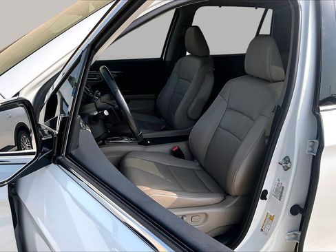 Used 2020 Honda Pilot Touring image 8