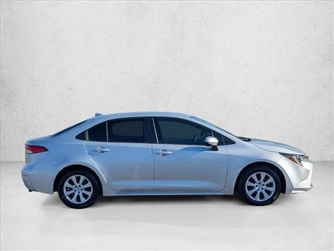 Used 2021 Toyota Corolla LE image 5