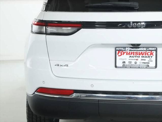 Used 2023 Jeep Grand Cherokee Laredo AWD/4WD image 44