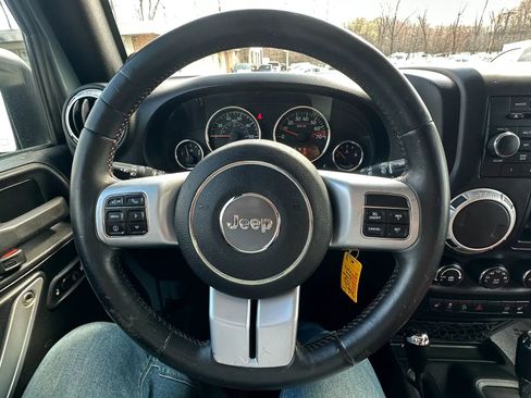 Used 2013 Jeep Wrangler Unlimited Rubicon image 12