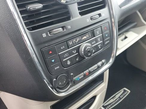 Used 2016 Chrysler Town & Country Touring-L image 16