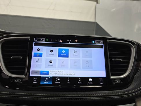 Used 2024 Chrysler Pacifica Limited image 31