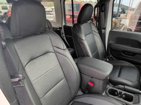 Used 2023 Jeep Wrangler Unlimited Sahara image 21